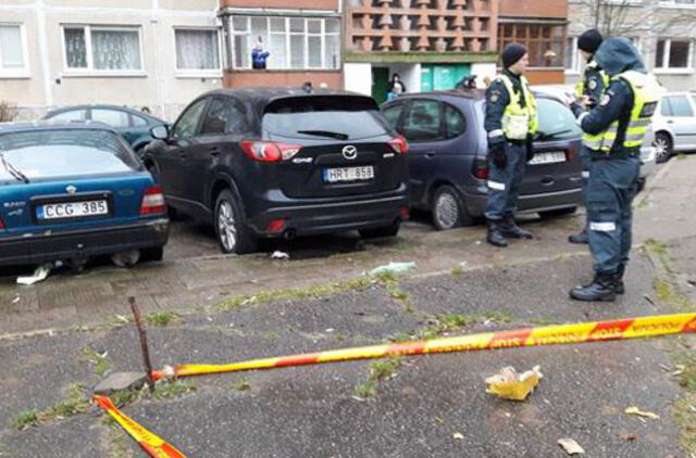 Daugiabučio kieme - mįslinga geltona dėžė