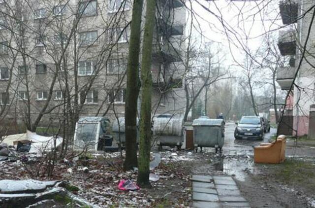 Pėstiesiems kelią pastojo šiukšlynas