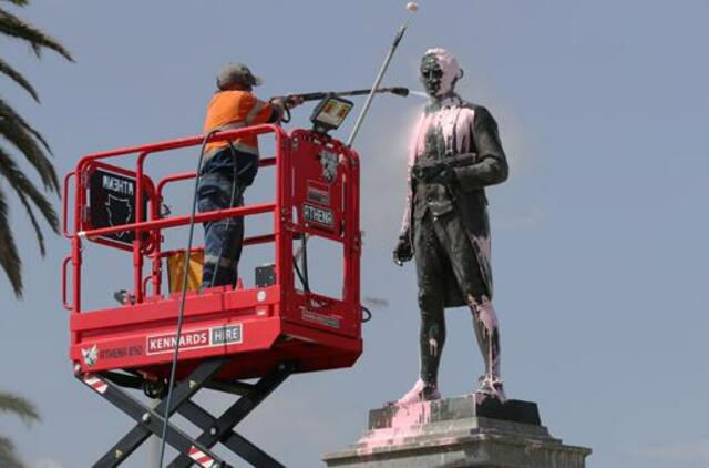 Australija: vandalai dažais ištepliojo žemyno atradėjų paminklus