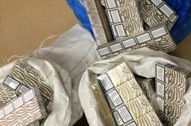 Cigarečių slėptuvė - siloso krūvoje