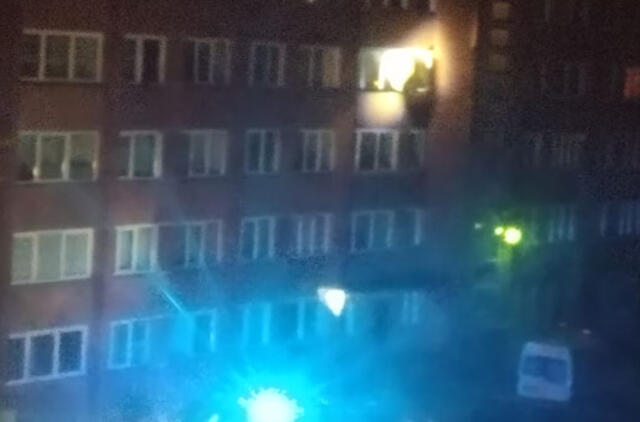 Daugiabutyje ruseno skudurai ir šiukšlės