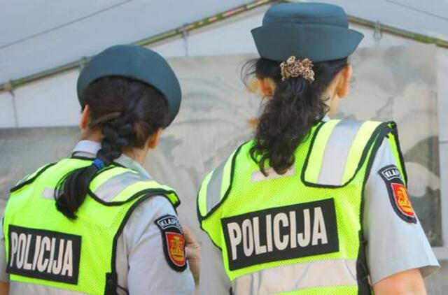 Girtas jaunuolis policininkei sumušė pilvą