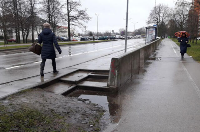 Į stotelę - per balas ir purvą