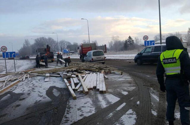 Jakų žiede sunkvežimis išbarstė lentas