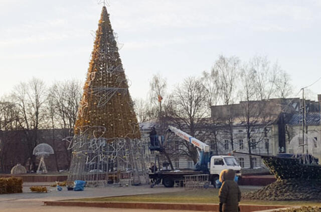 Klaipėda atsisveikina su auksine Kalėdų egle