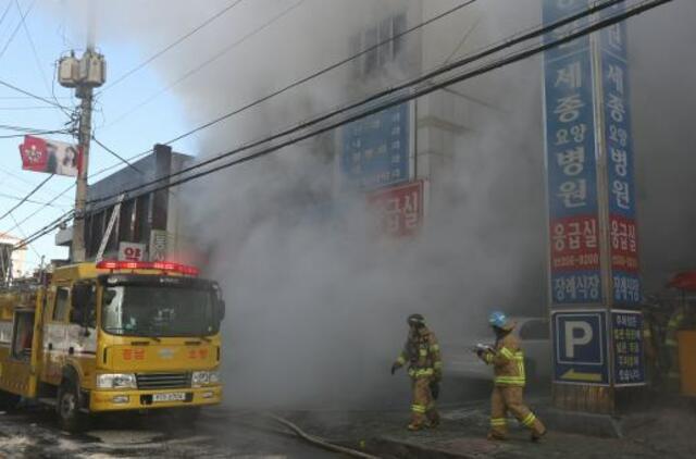 Pietų Korėjoje per gaisrą ligoninėje žuvo daugiau kaip 40 žmonių