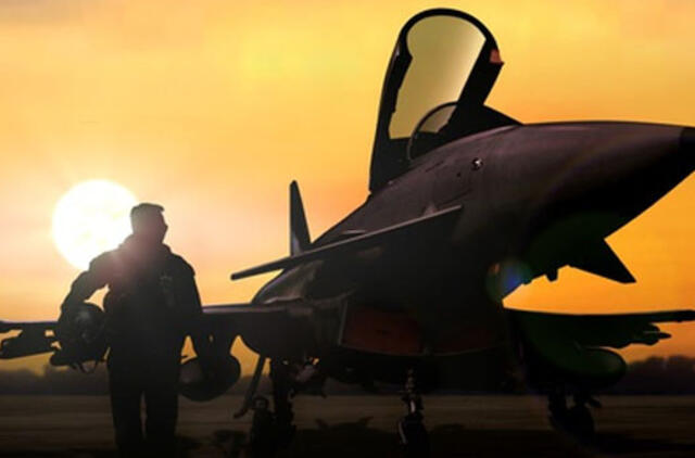 Šiauliuose nusileido keturi oro policijos misiją perimsiantys Danijos naikintuvai