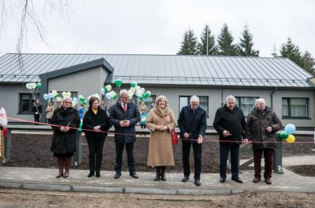 Daug rankų didžią naštą pakelia