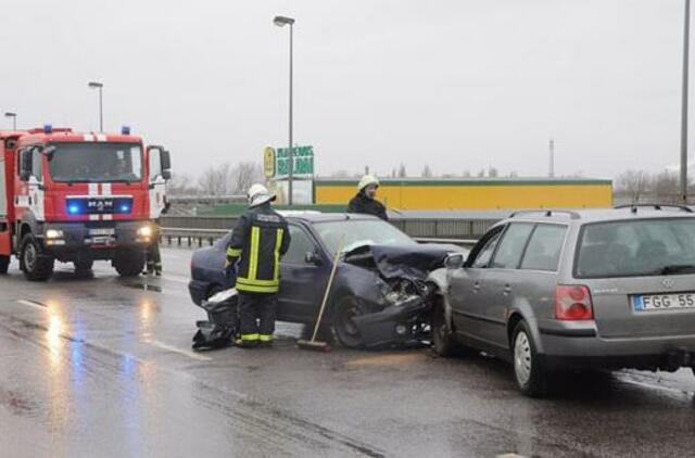 Ieško būdų, kaip apsaugoti vairuotojus nuo pavojų ant viadukų