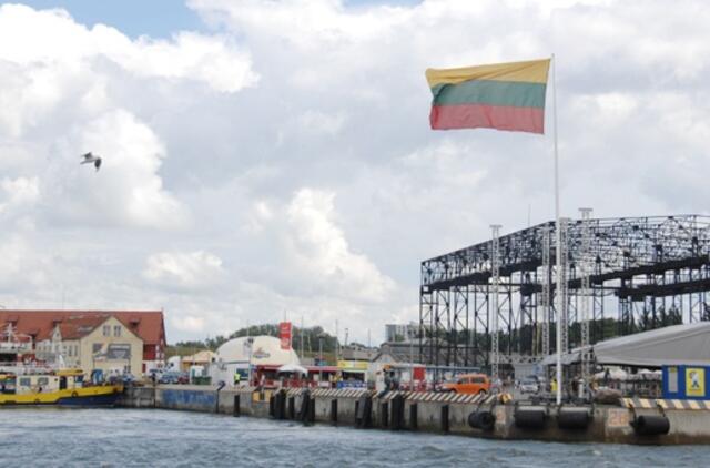 Kas gresia neiškėlus vėliavos