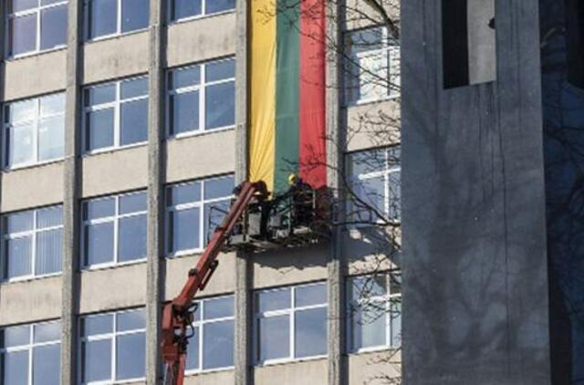 LRT pastatą papuošė 25 metrų Trispalvė