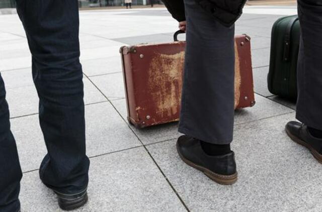 Mažesnės emigracijos prognozei koją kiša „juodi akiniai“