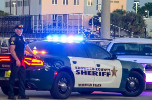 Per šaudynes Floridos vidurinėje mokykloje žuvo mažiausiai 17 žmonių