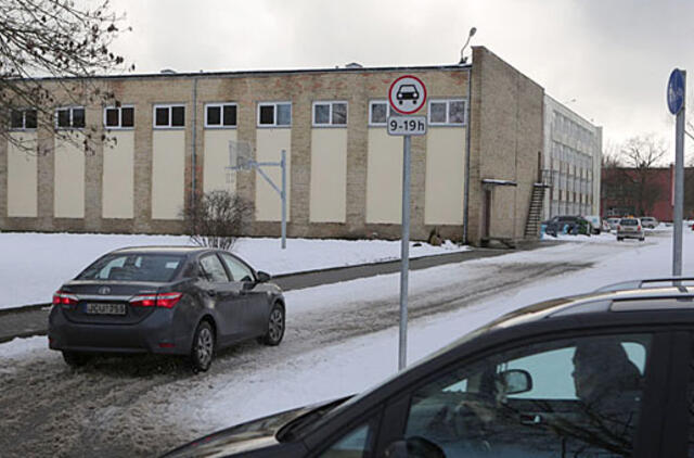 Priešinasi tėvų norui vaikus pasiimti nuo mokyklos durų