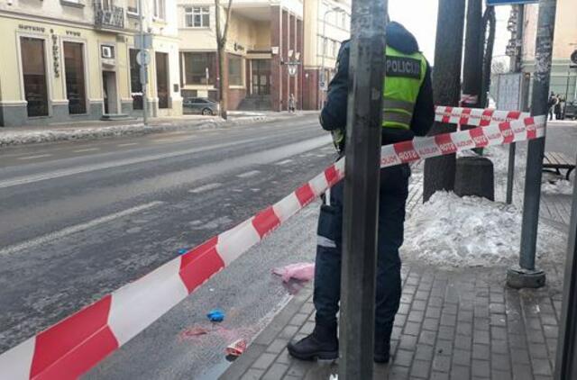 Autobusas stotelėje mirtinai pervažiavo moterį