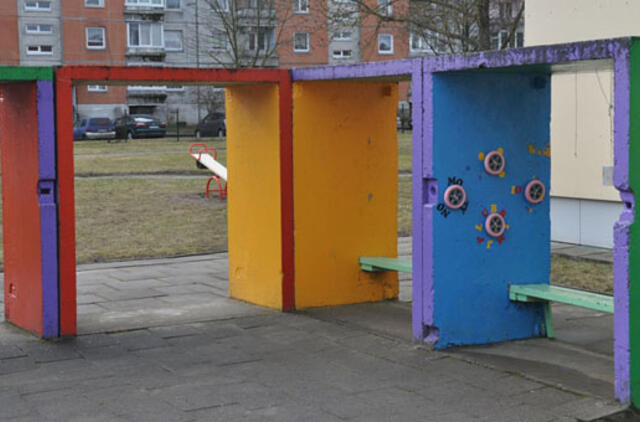 Grius senos darželių pavėsinės