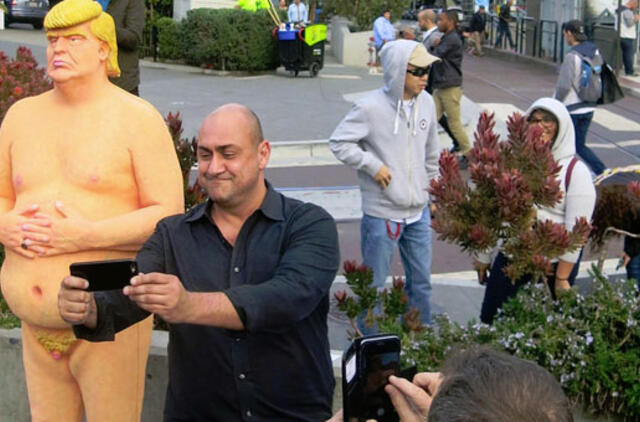 JAV aukcione bus parduodama nuogo Donaldo Trumpo statula