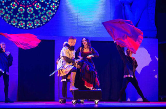 Stulbinančio populiarumo sulaukęs miuziklas "Paryžiaus katedra" aplankys Klaipėdą