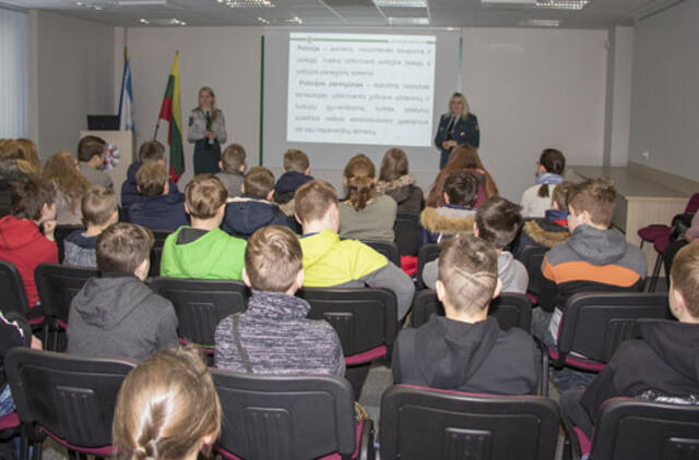 Su policininkais susipažino 15 moksleivių grupių