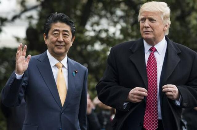 Donaldas Trumpas priėmė Japonijos premjerą Shinzą Abę