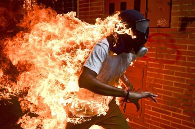 Geriausioje „World Press Photo“ nuotraukoje - liepsnojantis Venesuelos demonstrantas