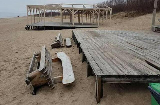 Paplūdimiuose - velykinė vandalų "dovanėlė"