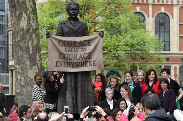 Parlamento aikštėje Londone įamžinta pirmoji moteris - sufražistė Millicent Fawcett
