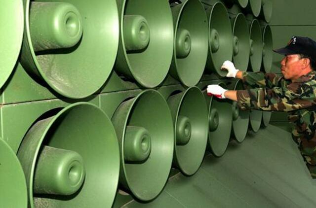 Pietų Korėja sustabdė per garsiakalbius transliuojamą propagandą pasienyje su Šiaure