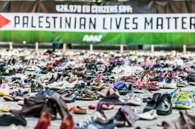 Aktyvistai prie ES Tarybos išrikiavo 4 500 batų porų