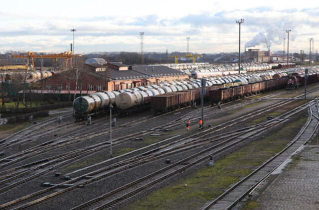 Kenčiantys nuo traukinių toliau maitinami pažadais