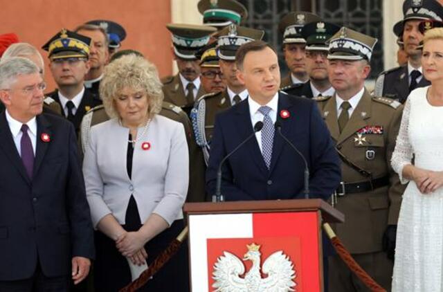 Lenkija nori lapkritį surengti referendumą dėl naujos konstitucijos