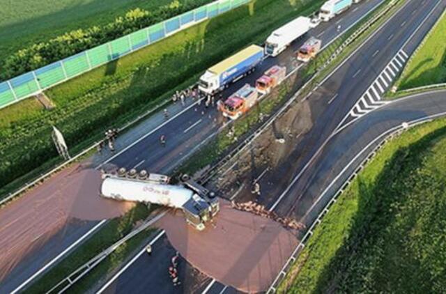 Lenkija: skystą šokoladą vežusio sunkvežimio avarija buvo užblokavusi eismą tarp Varšuvos ir Poznanės