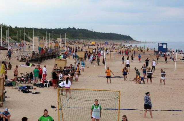 Palanga iškuopė tonas poilsiautojų paliktų šiukšlių