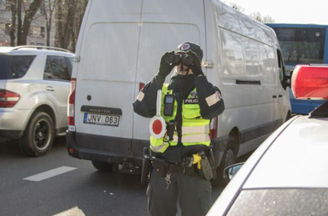 Policija stebi, kad vairuotojai neplepėtų