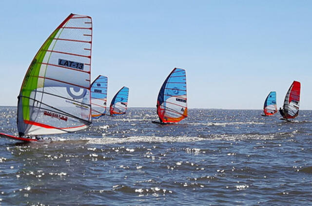 Savaitgalį pajūryje – burlenčių ir jėgos aitvarų varžybos