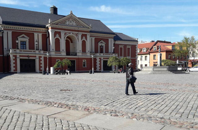 Teatro aikštėje - menas, gėlės ir Wi-Fi