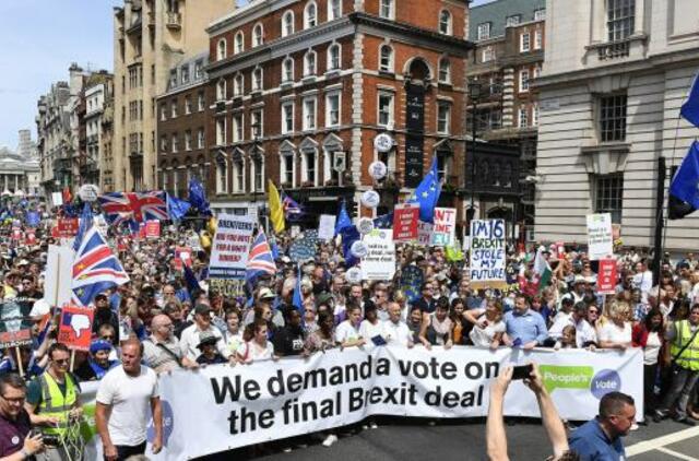 Dešimtys tūkstančių žmonių Londone protestavo prieš „Brexit“