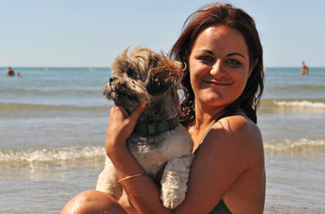 Klaipėdoje nelegalios nudistės deginsis su šunimis