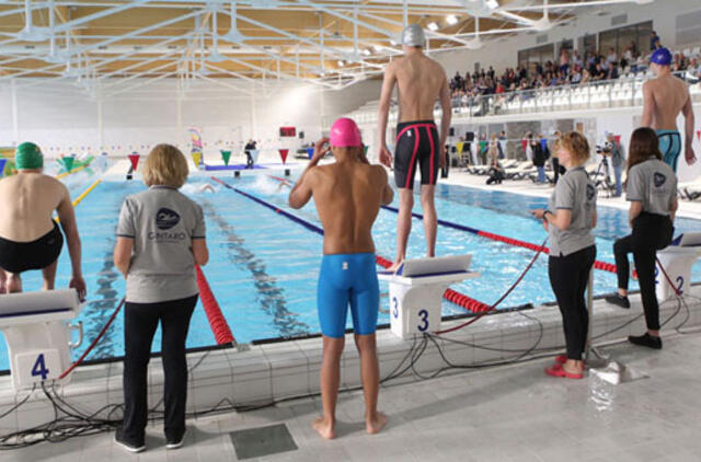 Baseine nemokamai plaukios ir sportininkai