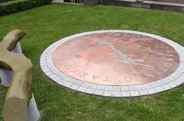 Bibliotekos kieme - suolelis I. Simonaitytei