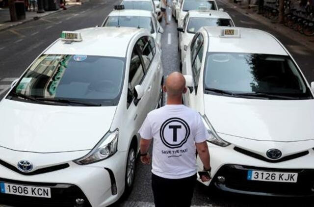 Ispanijoje plečiasi taksistų streikai prieš „Uber“