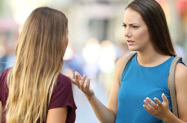 Prie greitojo maisto restorano - smūgis merginai