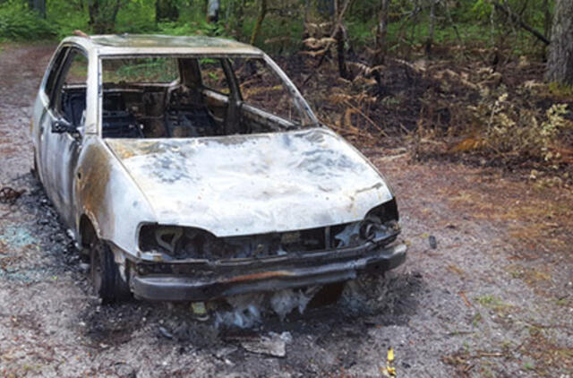 Rastas sudegęs automobilis su žmogaus kūnu