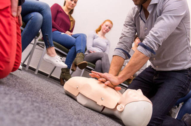 Skendusiems pirmoji pagalba teikiama skirtingai