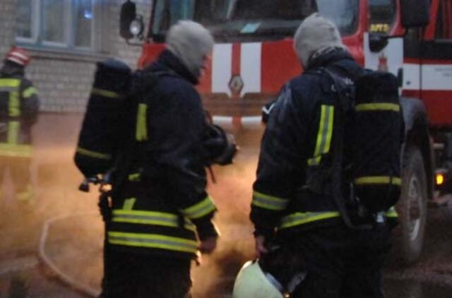 Trys vyrai padegė automobilį