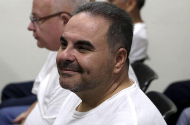 Buvęs Salvadoro prezidentas A. Saca prisipažino pasisavinęs 300 milijonų dolerių