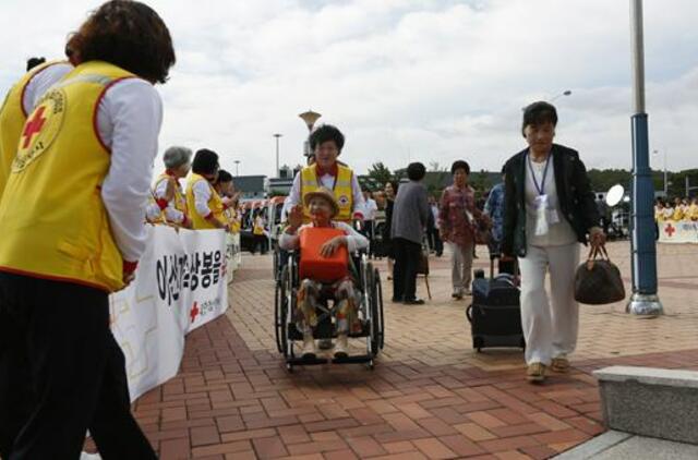 Korėjos karo išskirtų šeimų nariai susitinka Šiaurės Korėjos teritorijoje