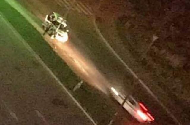 Policijos automobilis rėžėsi į stulpą