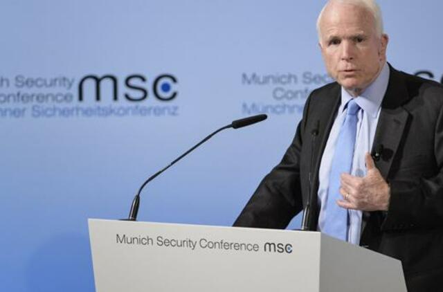 Lietuvos politikai reiškia užuojautą: mirė Džonas Makeinas