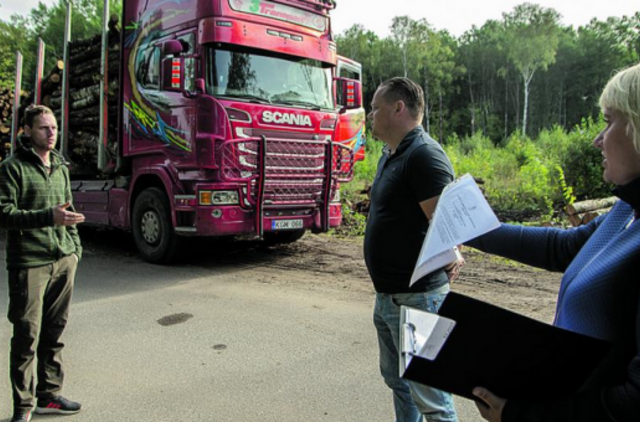 Dėl gadinamo asfalto kretingiškiai stojo prieš miško verslininkus